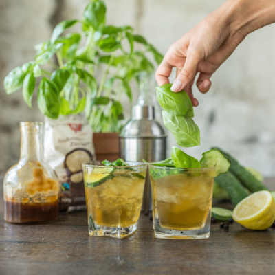 Zwei Gurken-Gin-Cocktails.