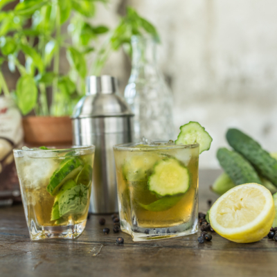 Bio-Gurken-Gin-Cocktails in Gläsern.