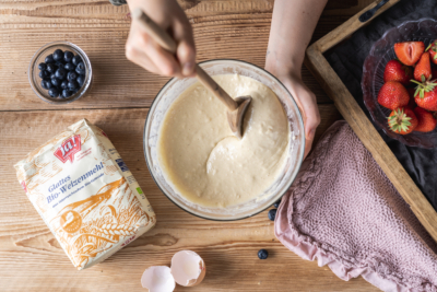 Jemand macht einen Teig aus Ja! Natürlich Bio-Weizenmehl.