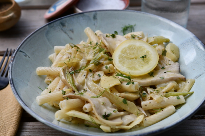 Cremige Fenchel-Kräuterseitling Makkaroni mit Salzzitronen