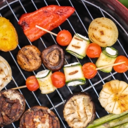 Bio-Grillspezialitäten auf dem Grill.