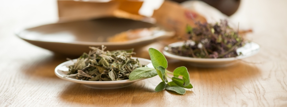 Bio-Tee auf Tellern.