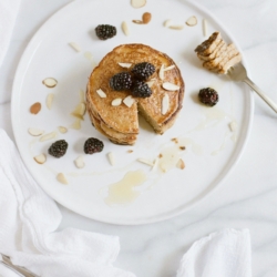Pfannkuchen mit Bio-Heidelbeeren.