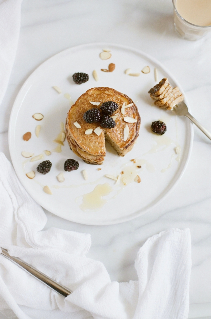 Buttermilch-Pancakes mit Brombeeren