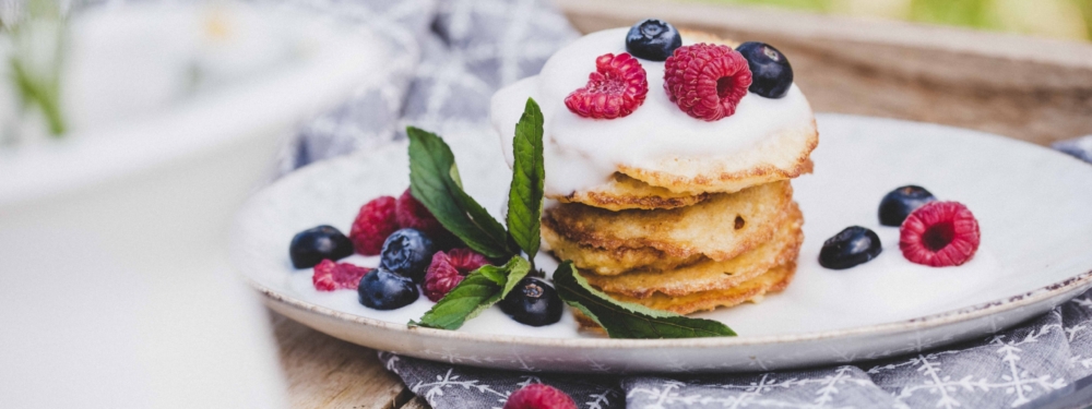 Pfankuchen auf einem Teller garniert mit Bio-Beeren.