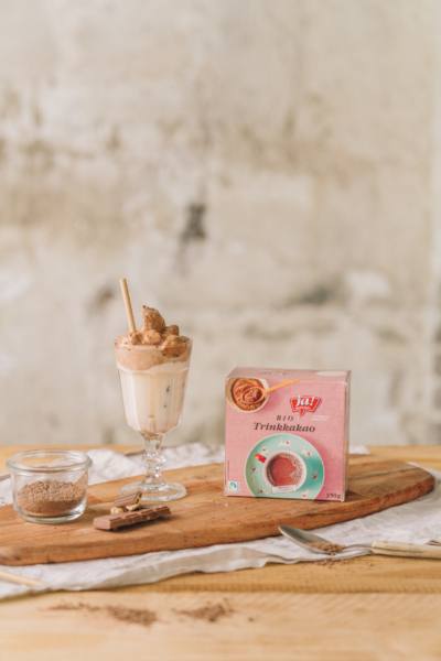 Ein Brett mit einem Glas und einer Packung Ja! Natürlich Bio-Trinkkakao.