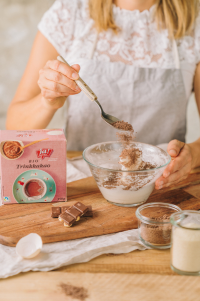 Jemand rührt Ja! Natürlich Bio-Kakao in Eischnee.