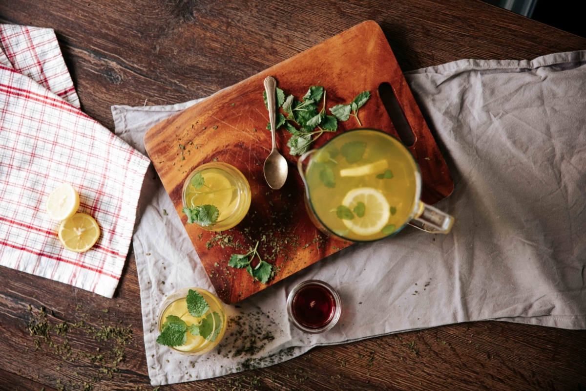 Ein Brett mit zwei Gläsern Bio-Pfefferminzeistee.