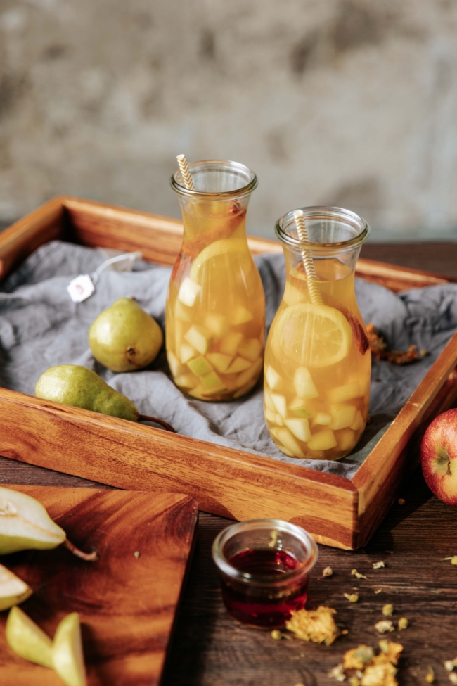 Zwei Karaffen Bio-Apfel-Birnen Limonade.