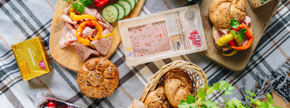 Zwei Jausenplatten mit verschiedenem Gemüse, Gebäck und Ja! Natürlich Bio-Paradeisern, Garten Pikante und Alpenbutter.