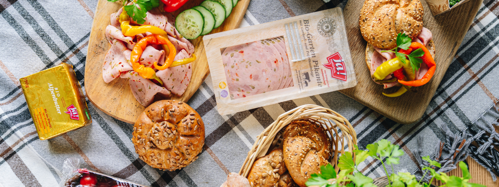 Zwei Jausenplatten mit verschiedenem Gemüse, Gebäck und Ja! Natürlich Bio-Paradeisern, Garten Pikante und Alpenbutter.