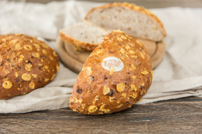 Ein halbierter Laib Bio-Brot.