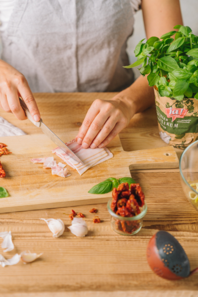 Jemand schneidet Bio-Speck.