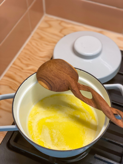 Geschmolzene Bio-Butter in einem Topf.