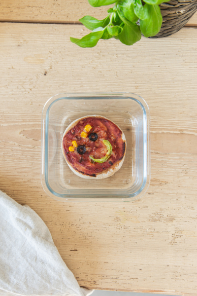 Bio-Minipizza in einer Glasschale.