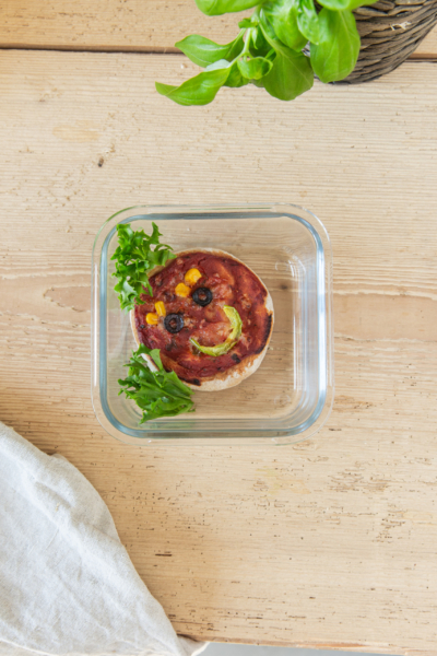 Bio-Minipizza in einer Glasschale.