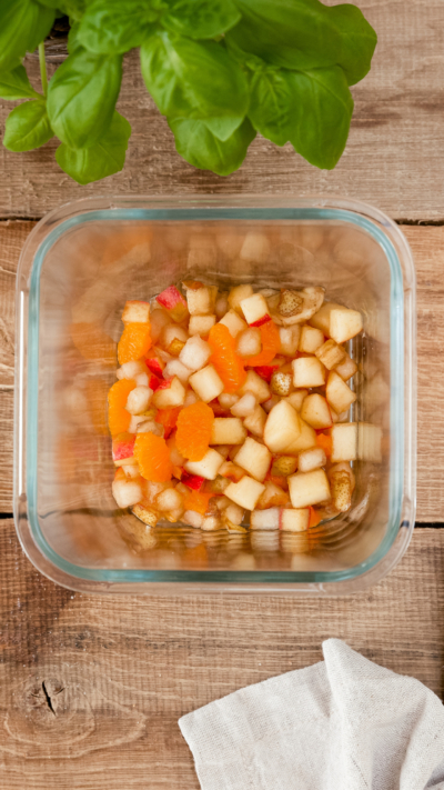 Herbstlicher Bio-Obstsalat in einer Glasschale.