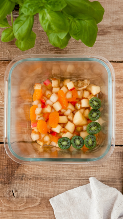Herbstlicher Bio-Obstsalat in einer Glasschale.