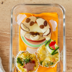 Bio-Nudelsalat Muffins mit Apfelspalten und Nüssen.