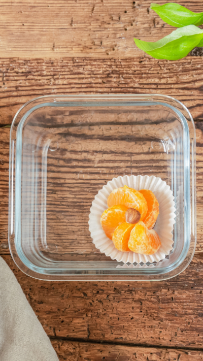 Bio-Mandarinen in einer Glasschüssel.