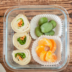 Bio-Mini Wraps und Obst.