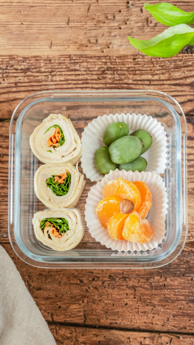 Bio-Mini Wraps und Obst.