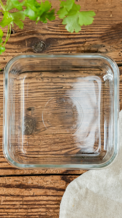 Eine quadratische Glasschüssel.