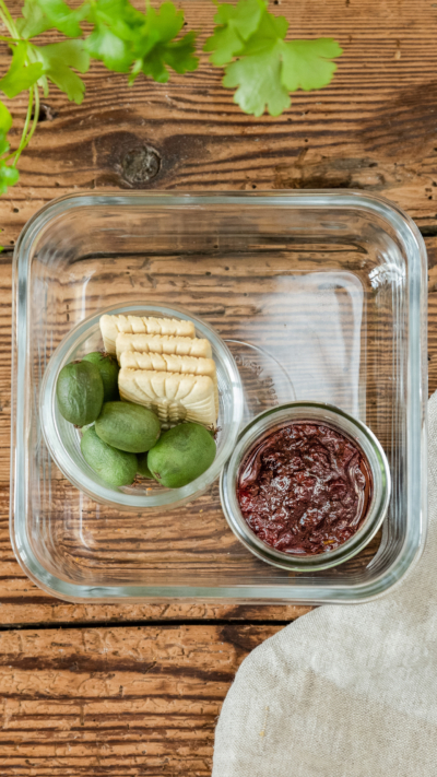 Essen in einer quadratischen Glasschüssel.