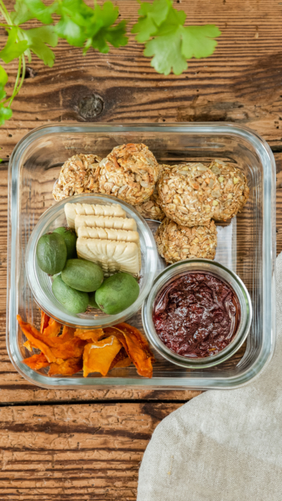 Eine Schüssel mit Bio-Müslibällen und weiteren Snacks.