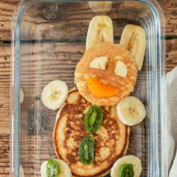 Bio-Pancakes in Hasenform mit Kiwi und Bananen.