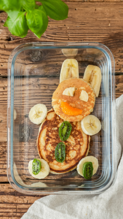 Bio-Pancakes in Hasenform mit Kiwi und Bananen.