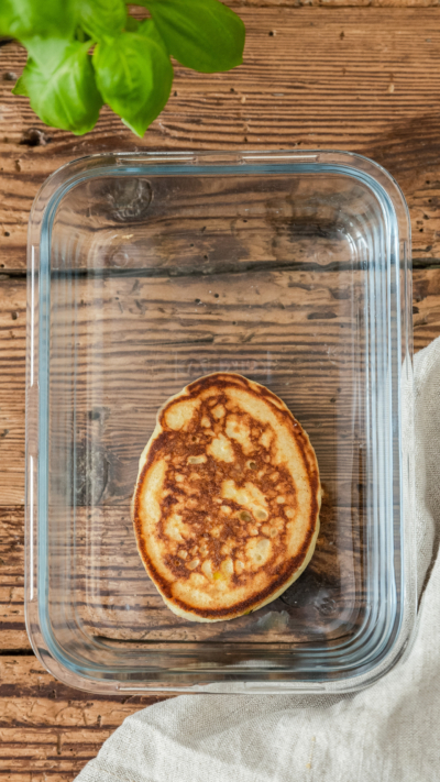 Ein Pfannkuchen in einer Glasschüssel.