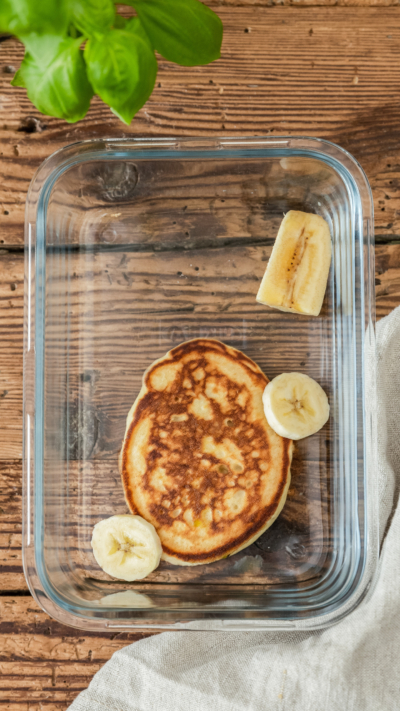 Ein Pfannkuchen mit Bio-Bananen in einer Glasschüssel.