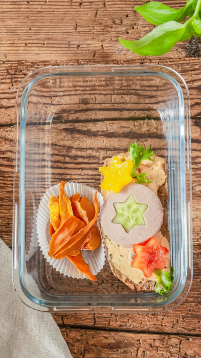 Gesundes belegtes Bio-Brot und getrocknete Mangostreifen.