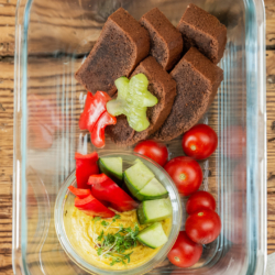 Bio-Schoko-Bananen Brot und Gemüsesticks mit Hummus.
