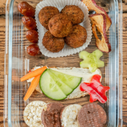 Bio-Falafeln mit getrocknetem Obst und Gemüse.