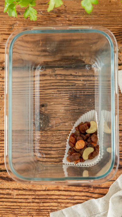 Eine Glasschale mit einem Bio-Nussmix.