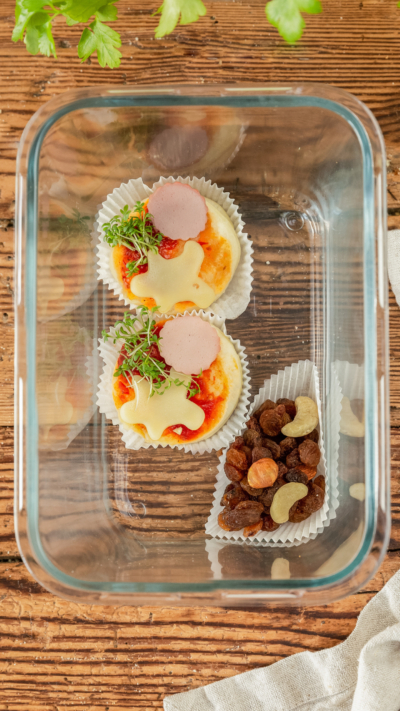 Bio-Pizzamuffins in einer Glasschale.