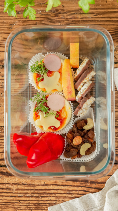 Eine Schüssel mit Bio-Pizzamuffins und Mini-Schoko-Reiswaffeln.