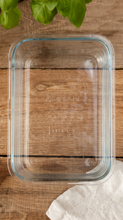 Eine leere Glasschale auf einem Tisch.