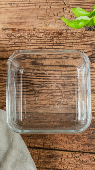 Eine quadratische Glasschüssel.