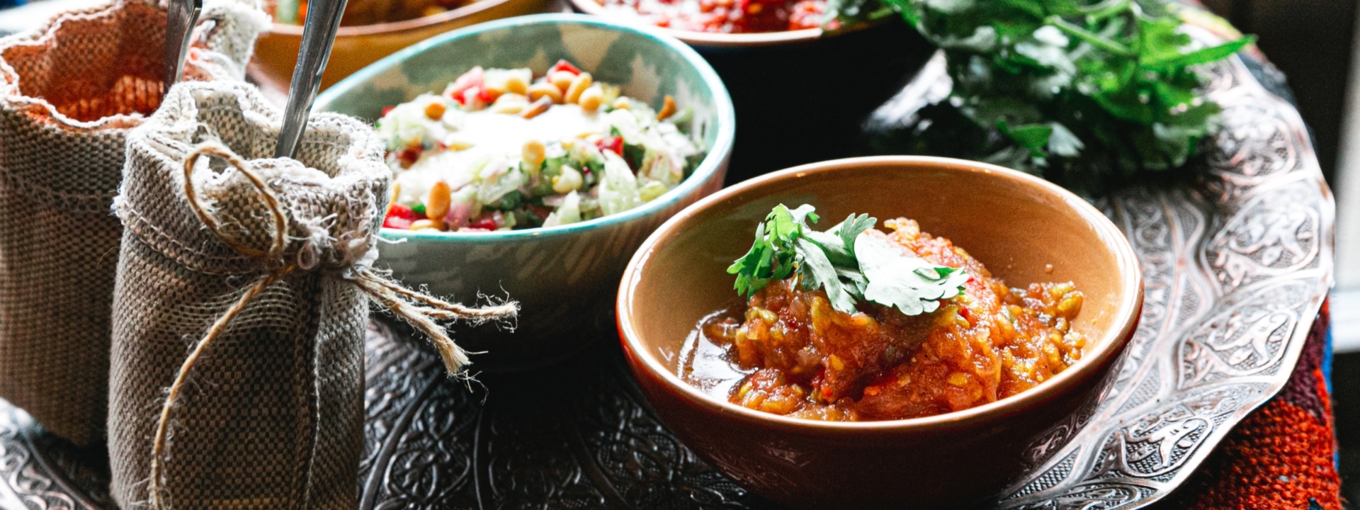 Zwei Schüsseln mit orientalischen Bio-Gerichten.