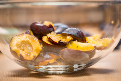 Bio-Zwetschken in einer Schale.