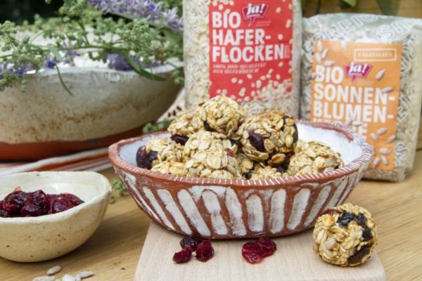 Gebackene Müslikugeln mit Apfelmus und Sonnenblumenkerne