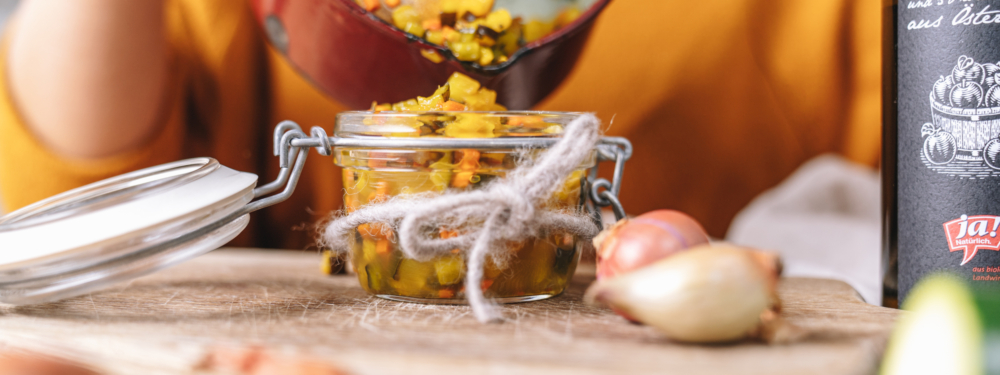 Chutney wird in ein Glas gegossen.