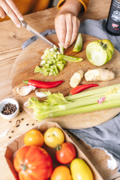 Geschnittene Zutaten liegen auf dem Tisch.
