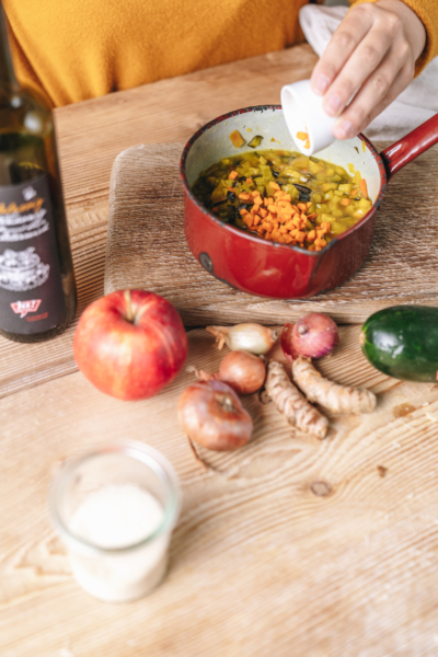 Jemand bereitet Bio-Zucchini-Apfel-Chutney zu.