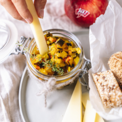 Zucchini-Apfel-Chutney in einem Glas.