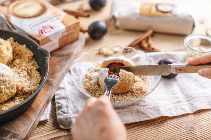 Zwetschkenknödel mit Brösel