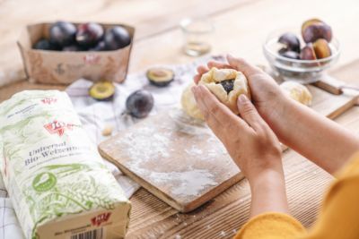 Jemand dreht Ja! Natürlich Bio-Zwetschkenknödel.